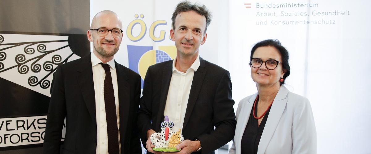 Thomas Niederkrotenthaler (Wiener Werkstätte für Suizidforschung), Preisträger Thomas Hödlmoser und BM Brigitte Zarfl © BKA/Bundespressedienst, Andy Wenzel Thomas Niederkrotenthaler, Preisträger Thomas Hödlmoser und BM Brigitte Zarfl