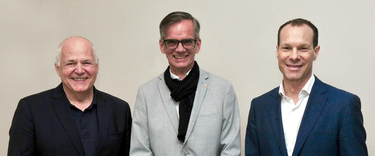 RegionalMedien Tirol Georg Herrmann (Mitte) mit Sieghard Krabichler (links) und RegionalMedien Tirol Geschäftsführer Thomas Zerlauth (rechts).